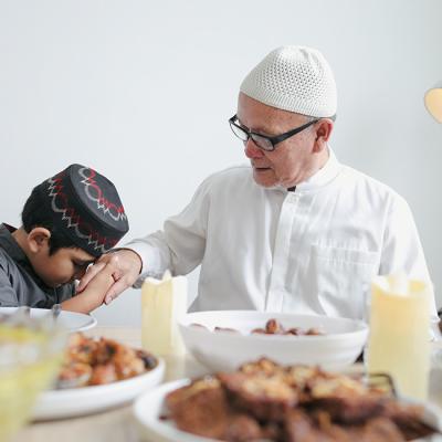 Sungkeman, Tradisi Hormat yang Mengikat Hati, Menyatukan Generasi